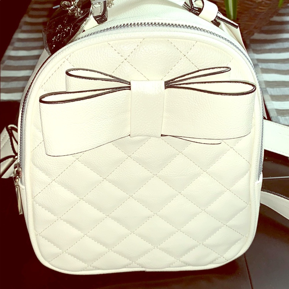 BWT Betsey Johnson BACKPACK WHITE W/ BOW REBELLING - Picture 2 of 8